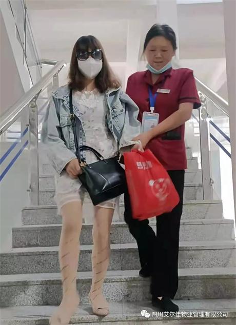 助人為樂，他們像花兒綻放在八月！